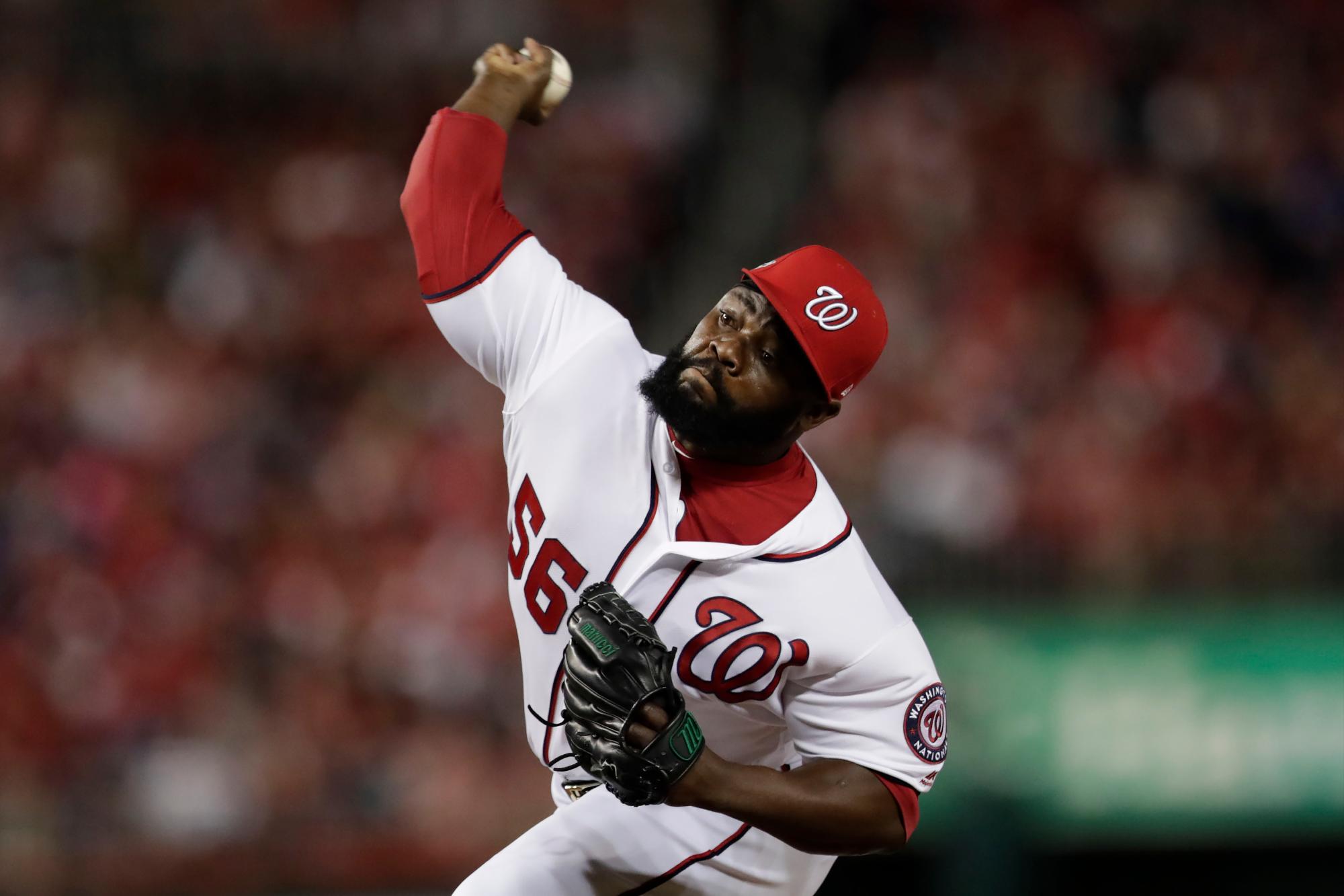 El lanzador de relevos de los Nacionales de Washington, Fernando Rodney, lanza a un bateador de los Dodgers de Los Ángeles durante la séptima entrada en el Juego 3 de la Serie de División de la Liga Nacional el domingo 6 de octubre de 2019 en Washington.