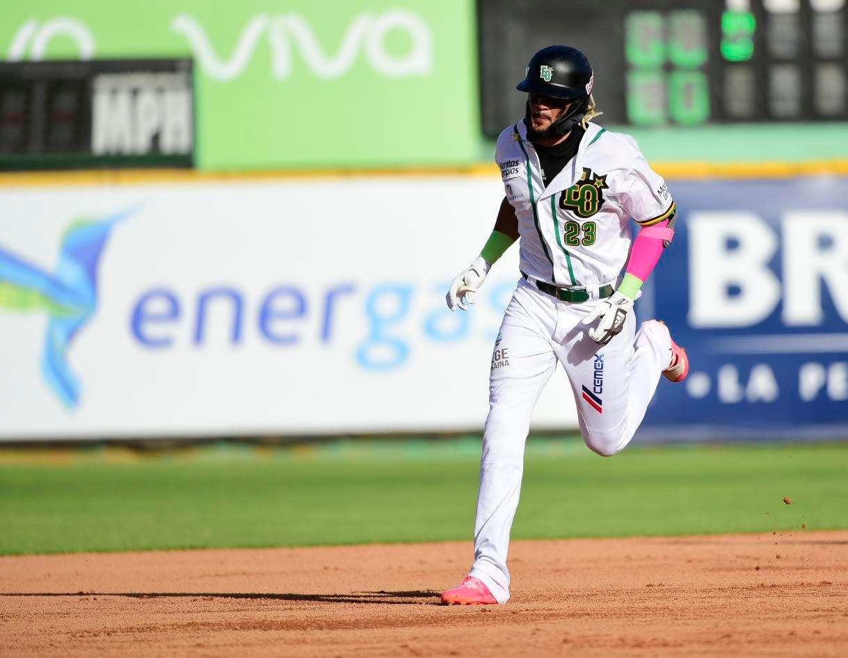 Fernando Tatis Jr., de las Estrellas Orientales, recorre las bases después de disparar su jonrón ante el lanzador Chris Ellis, de los Gigantes del Cibao, en el partido disputado el domingo 3 de enero de 2021 en el Estadio Tetelo Vargas, de San Pedro de Macorís. Los Gigantes ganaron el partido 4-2.