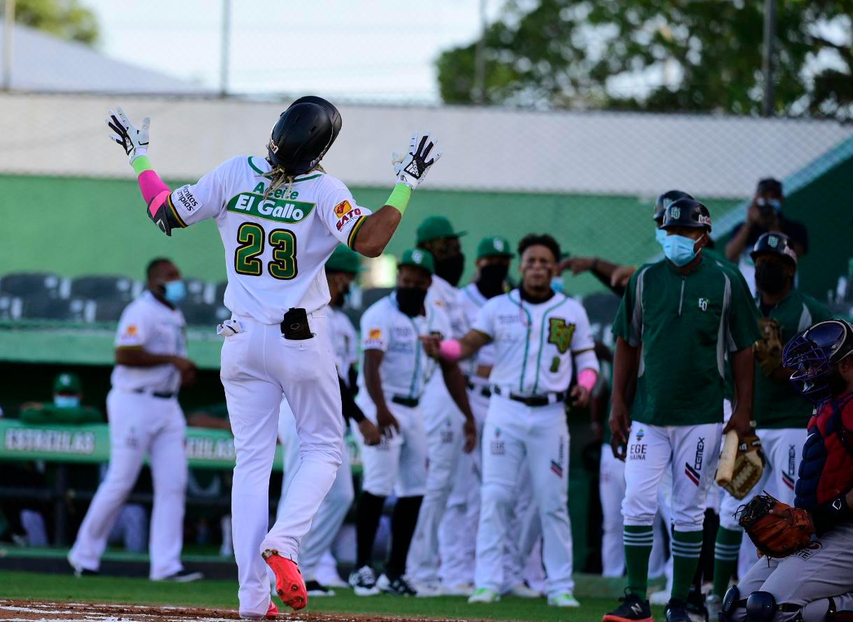 Fernando Tatis Jr., de las Estrellas Orientales, reacciona tras cruzar el plato, después de disparar su jonrón ante el lanzador Chris Ellis, de los Gigantes del Cibao, en el partido disputado el domingo 3 de enero de 2021 en el Estadio Tetelo Vargas, de San Pedro de Macorís. Los Gigantes ganaron el partido 4-2.