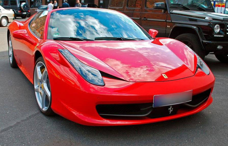 Buscan conductor que llevaba a una mujer desnuda sobre su Ferrari 