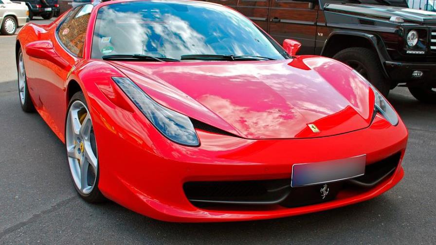 Buscan conductor que llevaba a una mujer desnuda sobre su Ferrari 