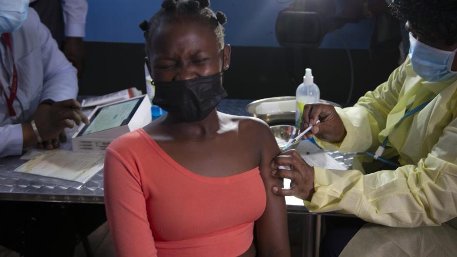 Detectan en Sudáfrica variante nueva de COVID-19 en repunte