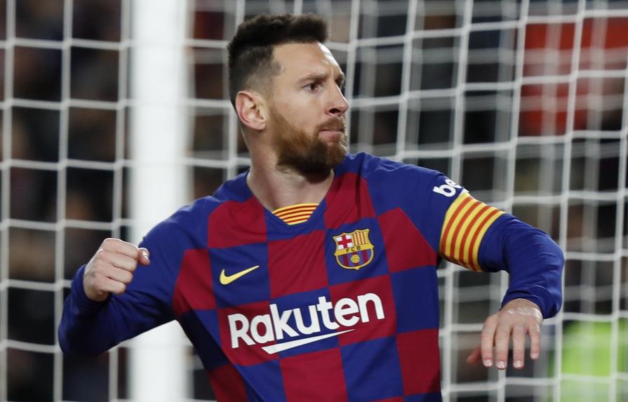 Con triplete de Messi, Barça golea y sigue en la cima
