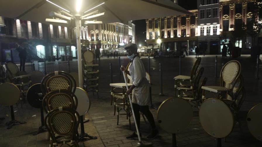 Bares de París podrían cerrar por brote de COVID-19