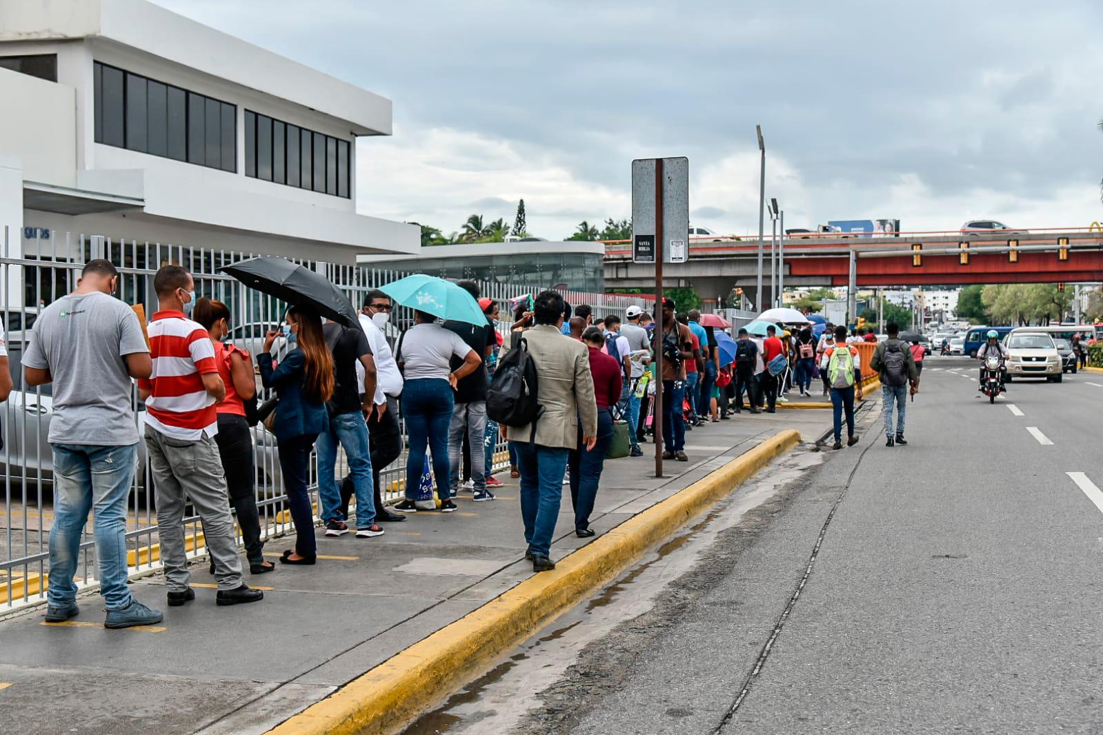 Largas filas de personas para tomar el Metro de Santo Domingo previo a la llegada del toque de queda. 