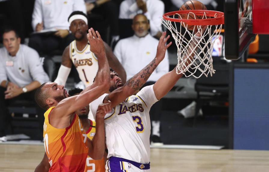 Lakers derrotan al Jazz 116-108 y lideran el oeste