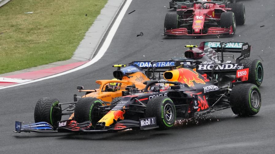 Verstappen molesto por salir afectado de nuevo por Mercedes