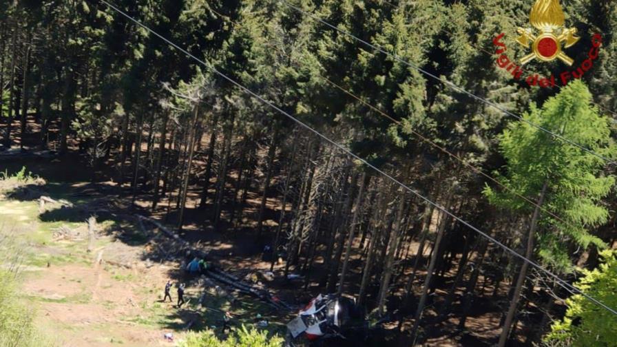 Nueve muertos al estrellarse teleférico en Italia