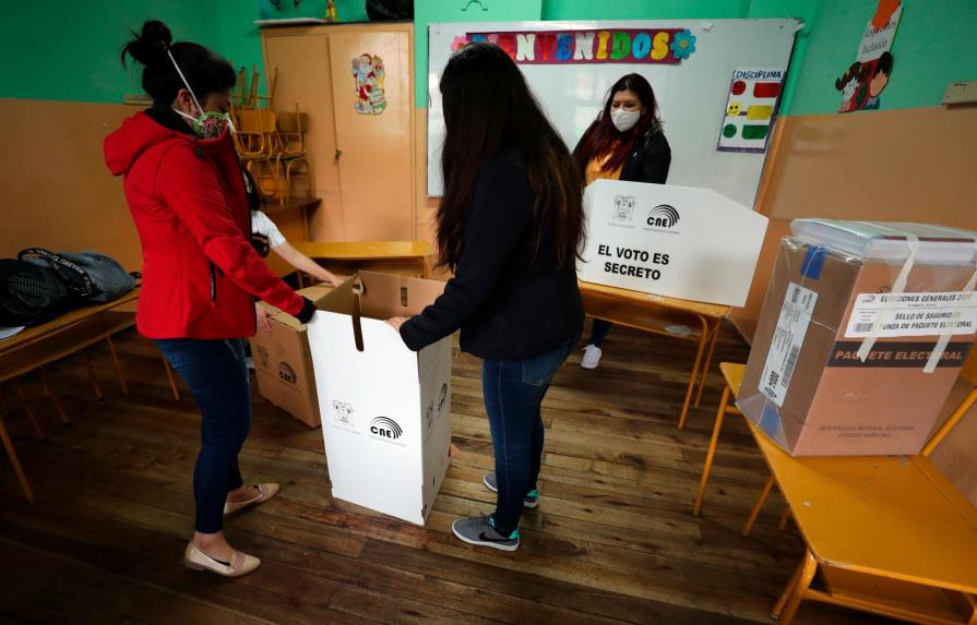 Abren los colegios electorales en Ecuador en jornada de comicios generales