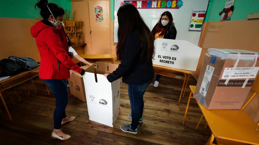 Abren los colegios electorales en Ecuador en jornada de comicios generales