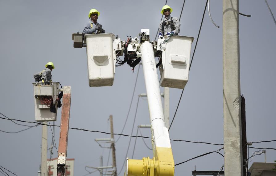 Firma privada asume control de electricidad en Puerto Rico