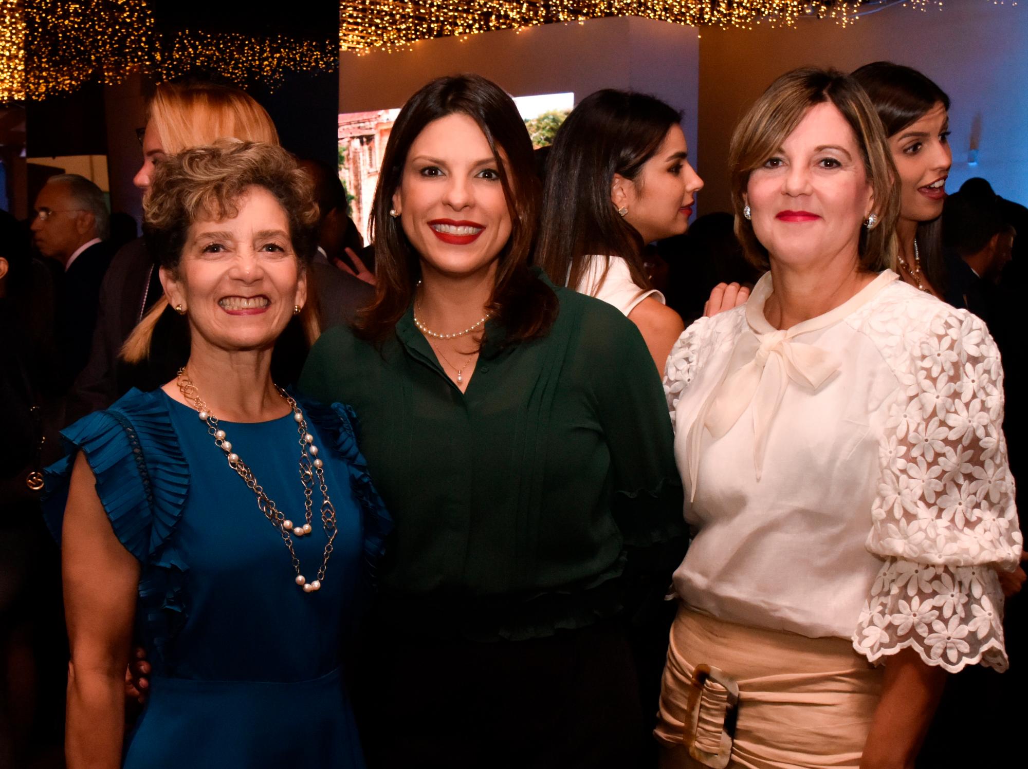 Maribel Nebot, Sandra Contreras y Leslie de Cabrera. 