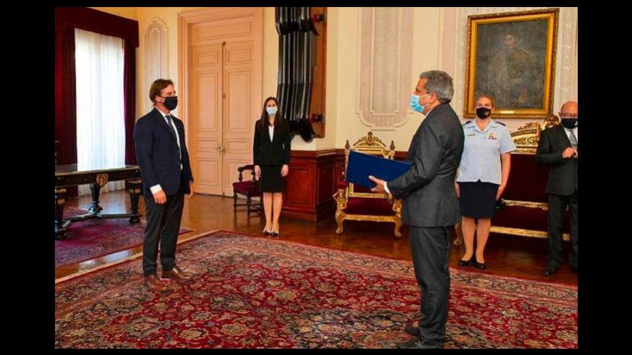 Embajador Fidel Santana presenta cartas credenciales en Uruguay