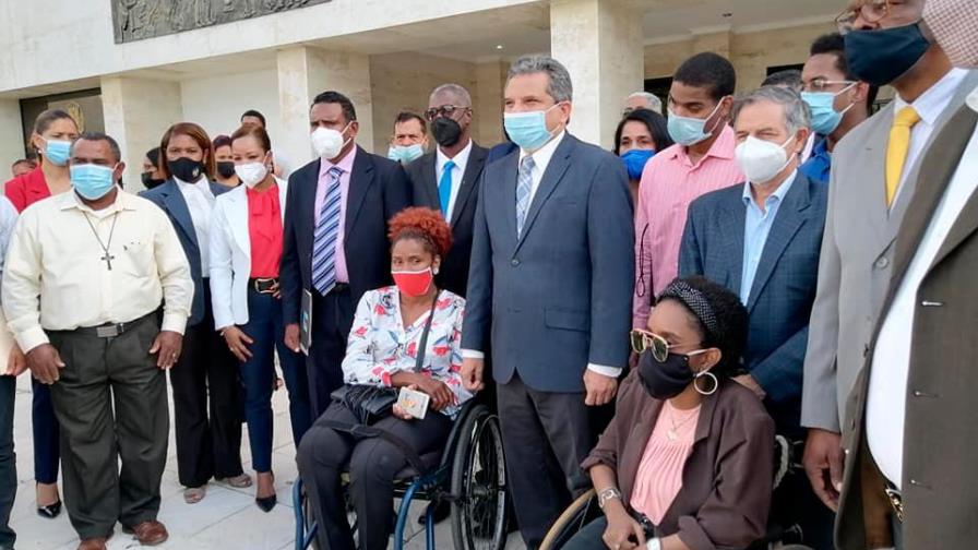 Inscriben a Fidel Santana para Defensor del Pueblo 