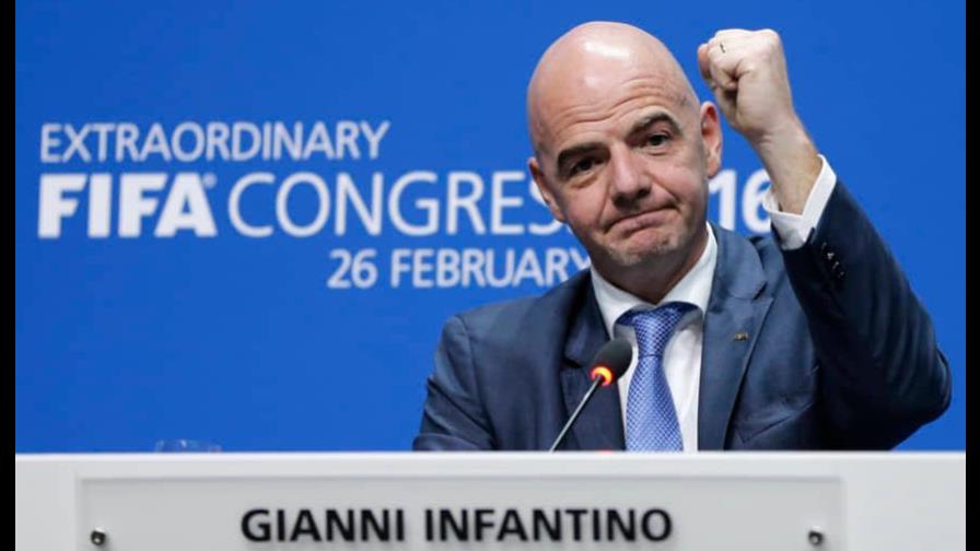 Gianni Infantino aboga por una prohibición mundial de acceso a los estadios contra el racismo
