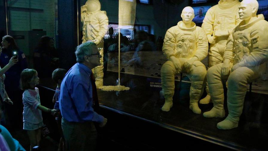 Celebran aniversario de aterrizaje lunar con astronautas de mantequilla