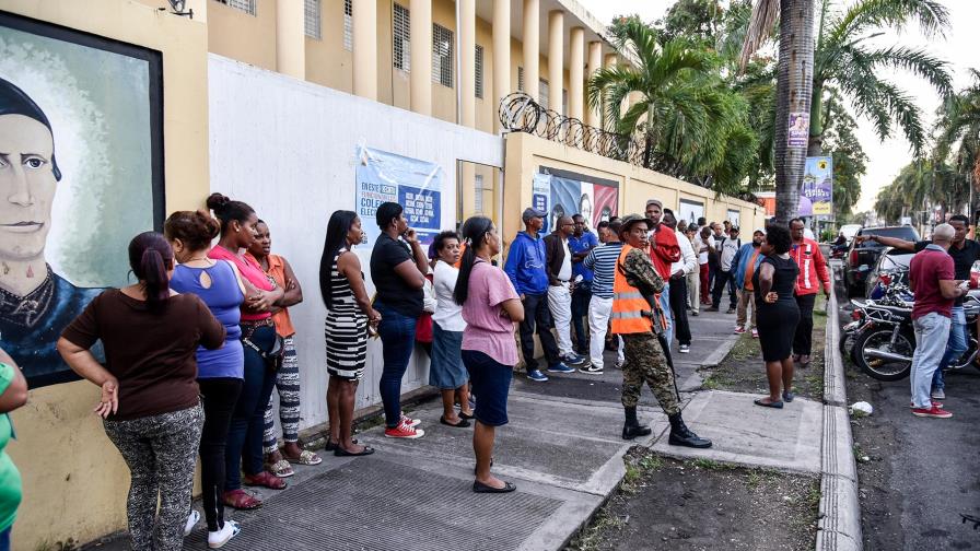 La población salió a votar en masa y sistema le falló