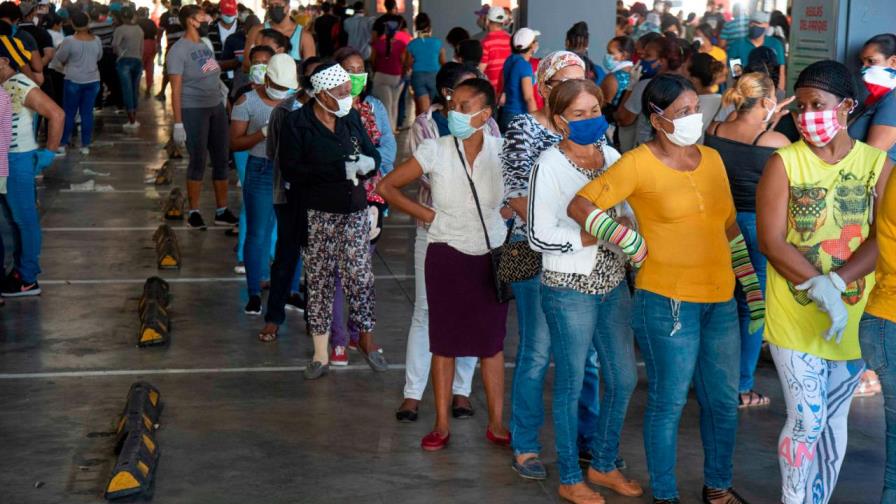 Ministro de Salud Pública pide evitar aglomeraciones en centros comerciales y bancos