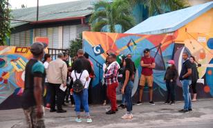 Cientos  acuden a  los centros de votación en Santiago