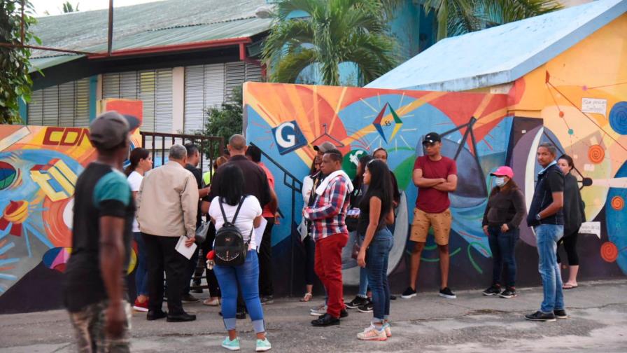 Cientos  acuden a  los centros de votación en Santiago