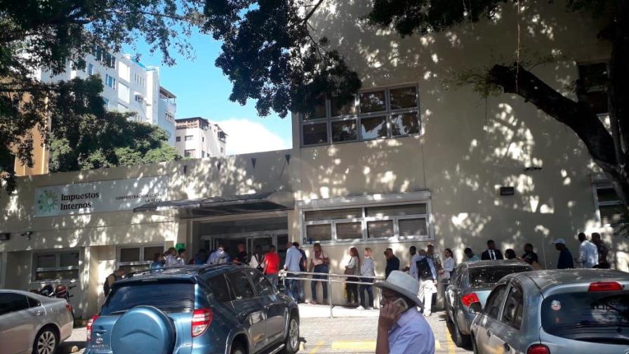 Pocas filas de conductores antes de anunciarse extensión del plazo para marbete Pocas filas de conductores antes de anunciarse extensión del plazo para marbete