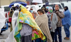 Largas filas en Texas bajo frío polar para conseguir agua potable