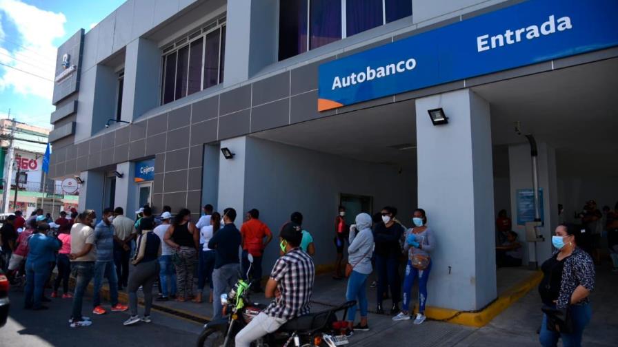 Establecimientos de Santiago exigen mascarilla y guantes a sus clientes 