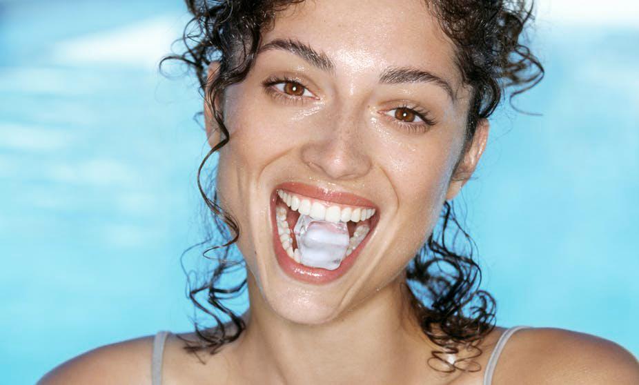 ¿Masticar cubitos de hielo es malo para los dientes?
