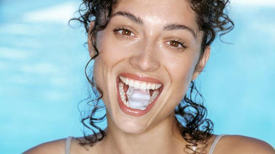 ¿Masticar cubitos de hielo es malo para los dientes?