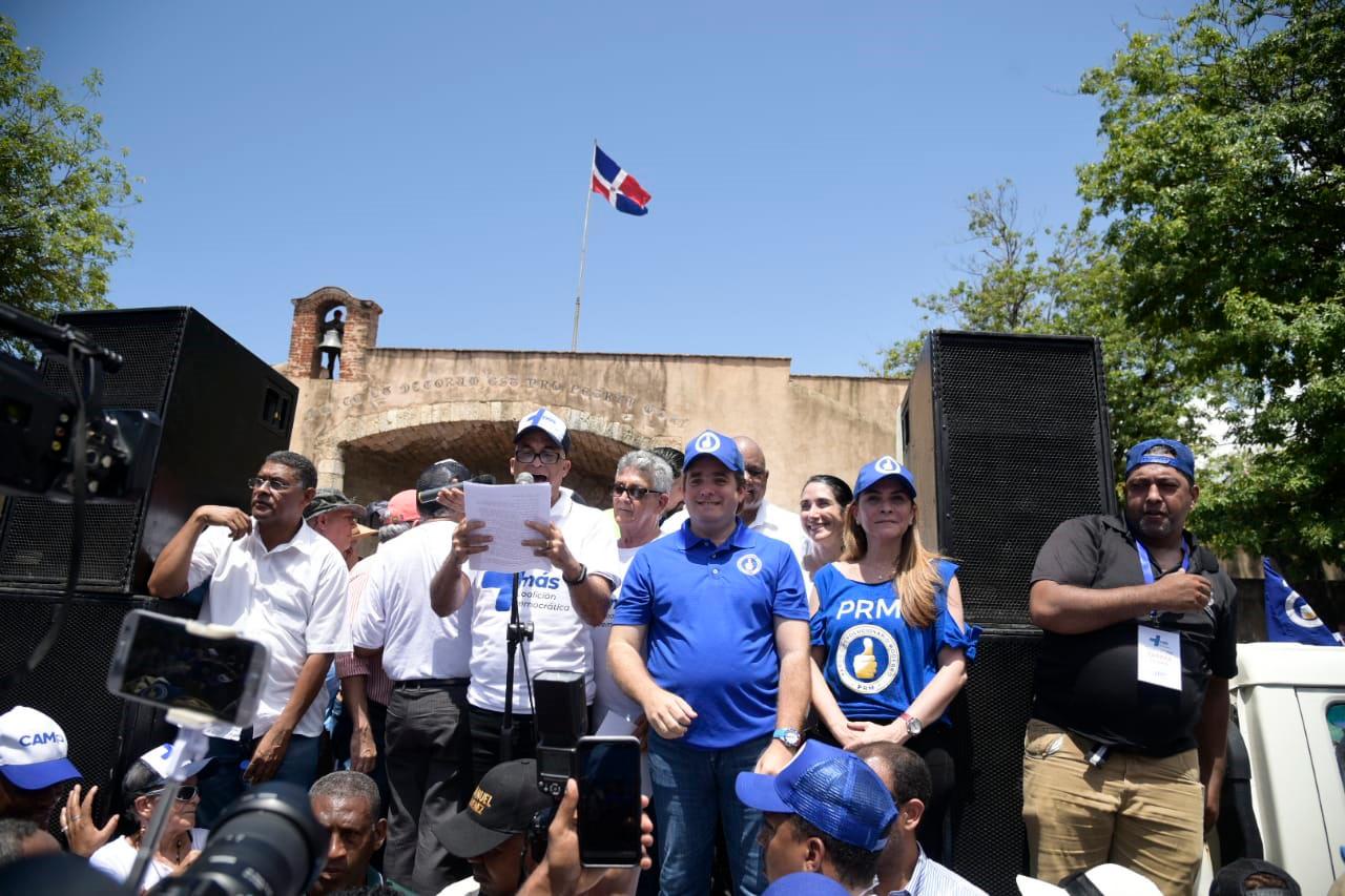 El periodista Homero Figueroa lee parte del documento final de la marcha que realizó este domingo la Coalición Democrática por la Regeneración Nacional.