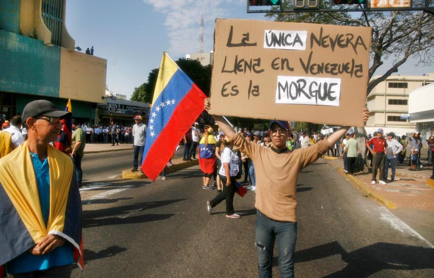 Venezolanos pobres lanzan protestas contra Maduro en medio de creciente escasez