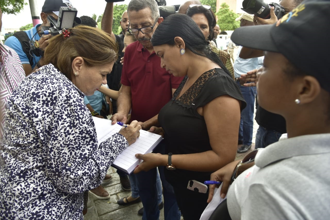 Las personas que acudieron a estampar sus firmas contra una posible reforma de la Constitución de la República.