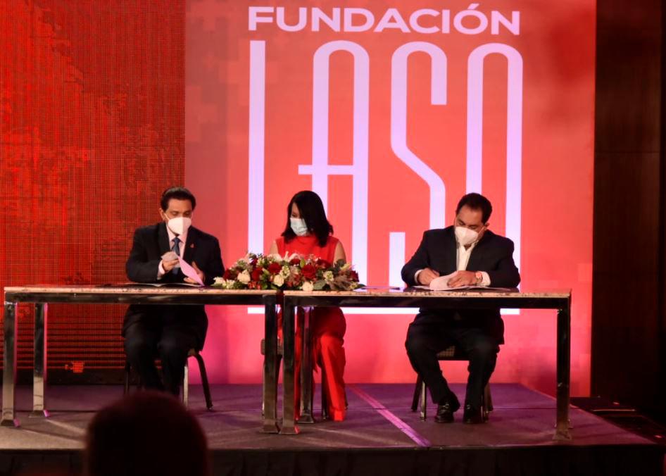 El presidente Luis Abinader, Daniel Rivera, ministro de Salud; Lorenny Solano, directora de la Fundación Laso, y Mario Lama, director del SNS.