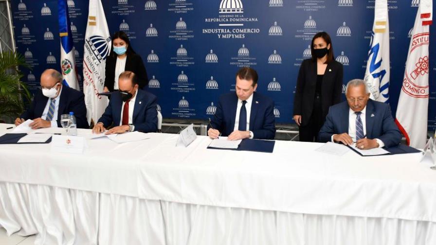 Gobierno y sector privado firman acuerdo para desarrollar la capacidad productivas de universitarios Gobierno y sector privado firman acuerdo para desarrollar la capacidad productivas de universitarios