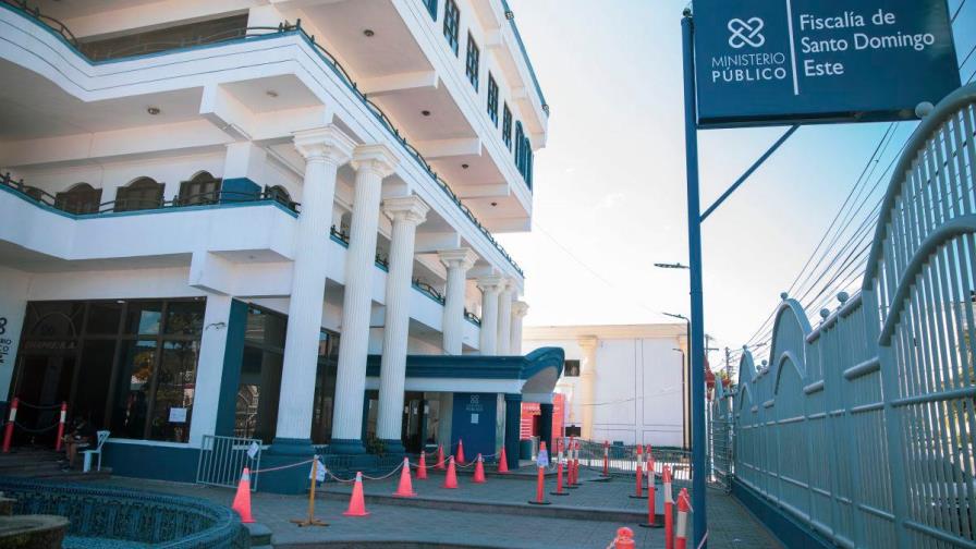 Piden coerción contra hombre que “atracaba” a personas con lujosas prendas Las Américas