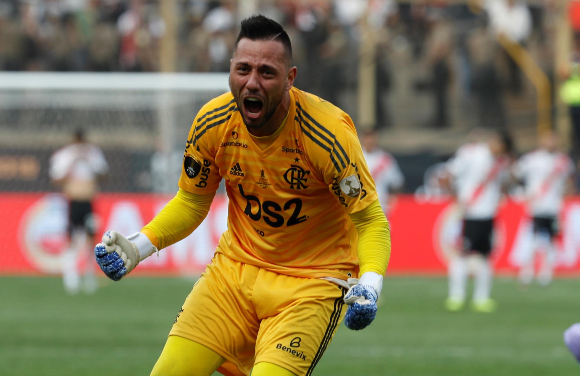 El arquero de Flamengo Diego Alves celebra en el partido que ganaron para alzar la copa Libertadores por segunda vez. 