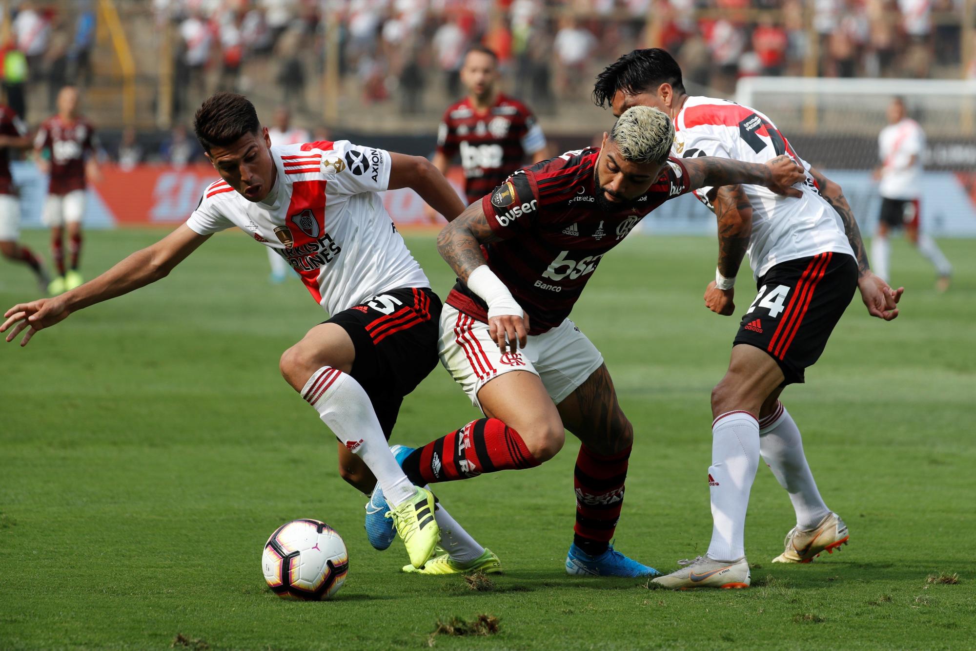 Acción en la Copa Libertadores entre Flamengo y River Plate. Los primeros ganaron 2-1 para su segundo campeonato.