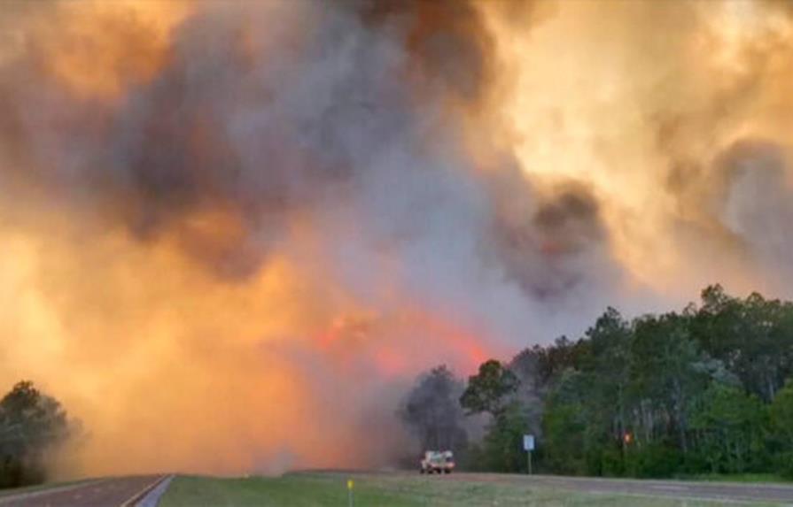Cientos son evacuados por incendios forestales en Florida