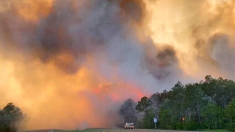 Cientos son evacuados por incendios forestales en Florida