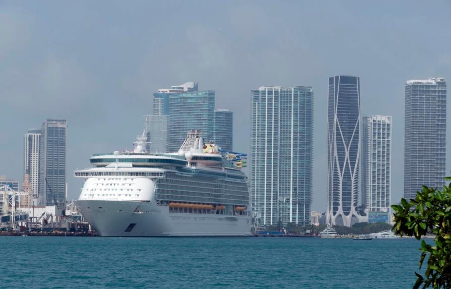 Florida apelará decisión de tribunal que mantiene restricciones a cruceros