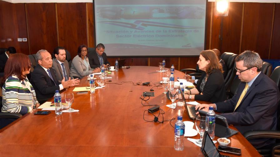 Bichara presenta informe sobre sector eléctrico a ejecutivos del FMI