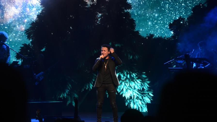Fonseca, romántico y enérgico en su concierto en el Jaragua