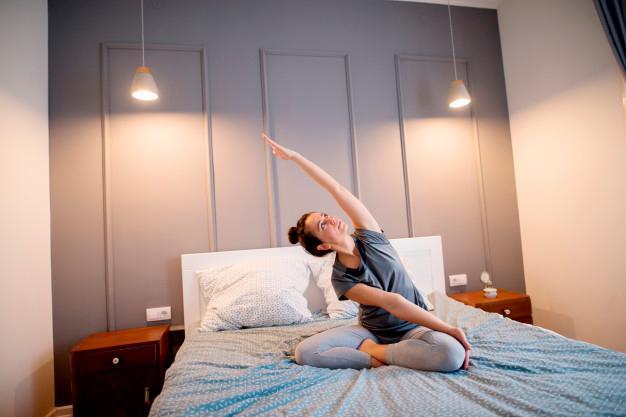 Tres posturas de yoga que te ayudarán a dormir mejor