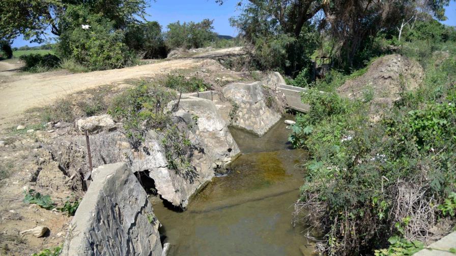 Hombre muere ahogado al caer yipeta a canal de riego de Montecristi