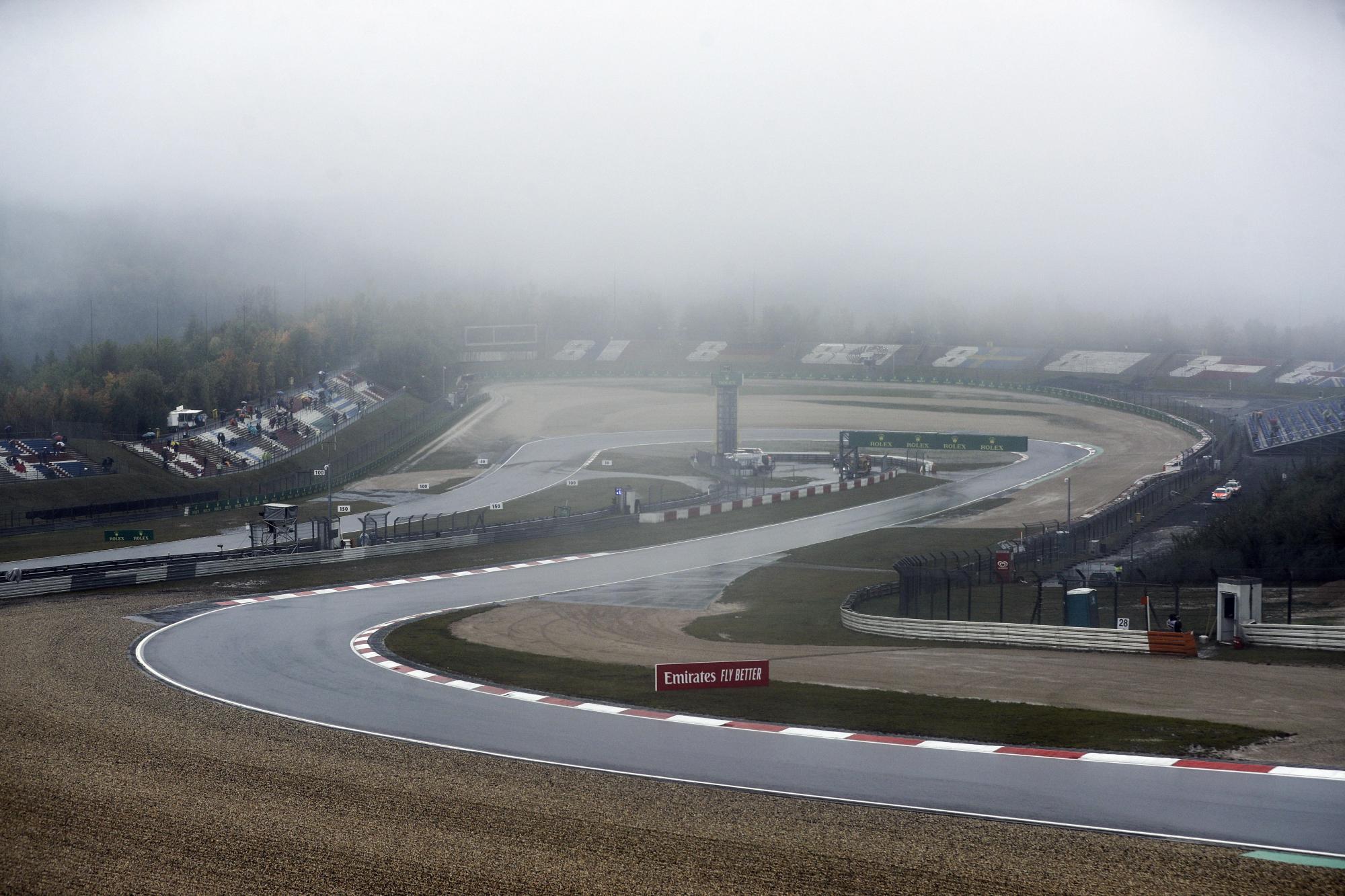 Vista general de Dunlop-Kehre (fondo) y Michael-Schumacher-S bajo la lluvia durante la primera sesión de práctica del Gran Premio de Eifel de Fórmula (EFE/ EPA/Ronald Wittek)