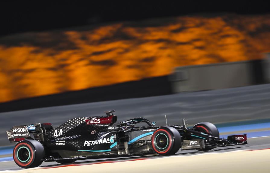Lewis Hamilton no levanta el pie del acelerador en los libres del Gran Premio de Baréin