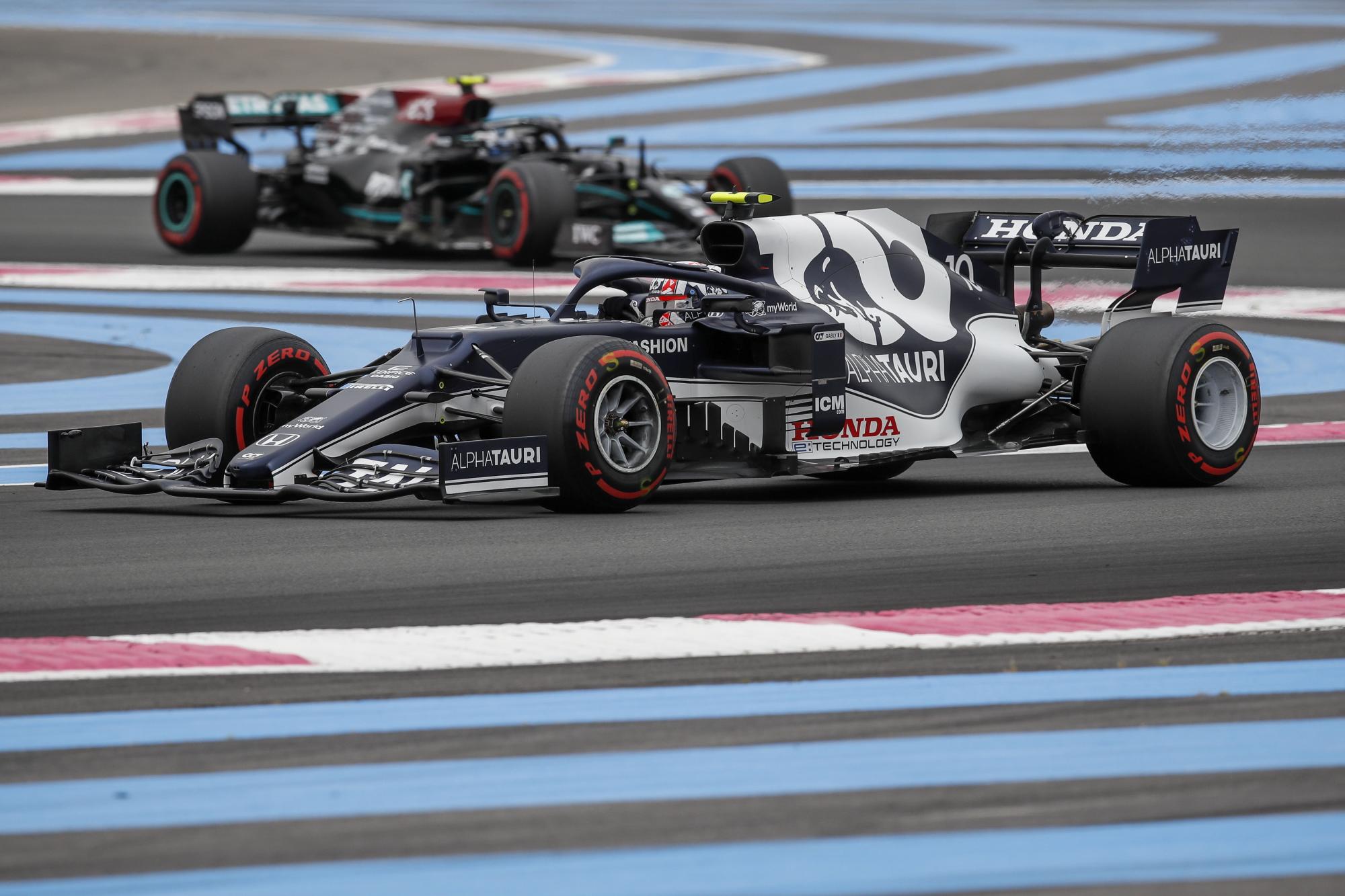 El piloto francés de Fórmula Uno Pierre Gasly de AlphaTauri (R) en acción durante la tercera sesión de entrenamientos del Gran Premio de Francia de Fórmula Uno en el circuito Paul Ricard en Le Castellet, Francia, el 19 de junio de 2021. El Gran Premio de Francia de Fórmula Uno de 2021 tendrá lugar el 20 de junio (EFE/EPA/Sebastien Nogier)