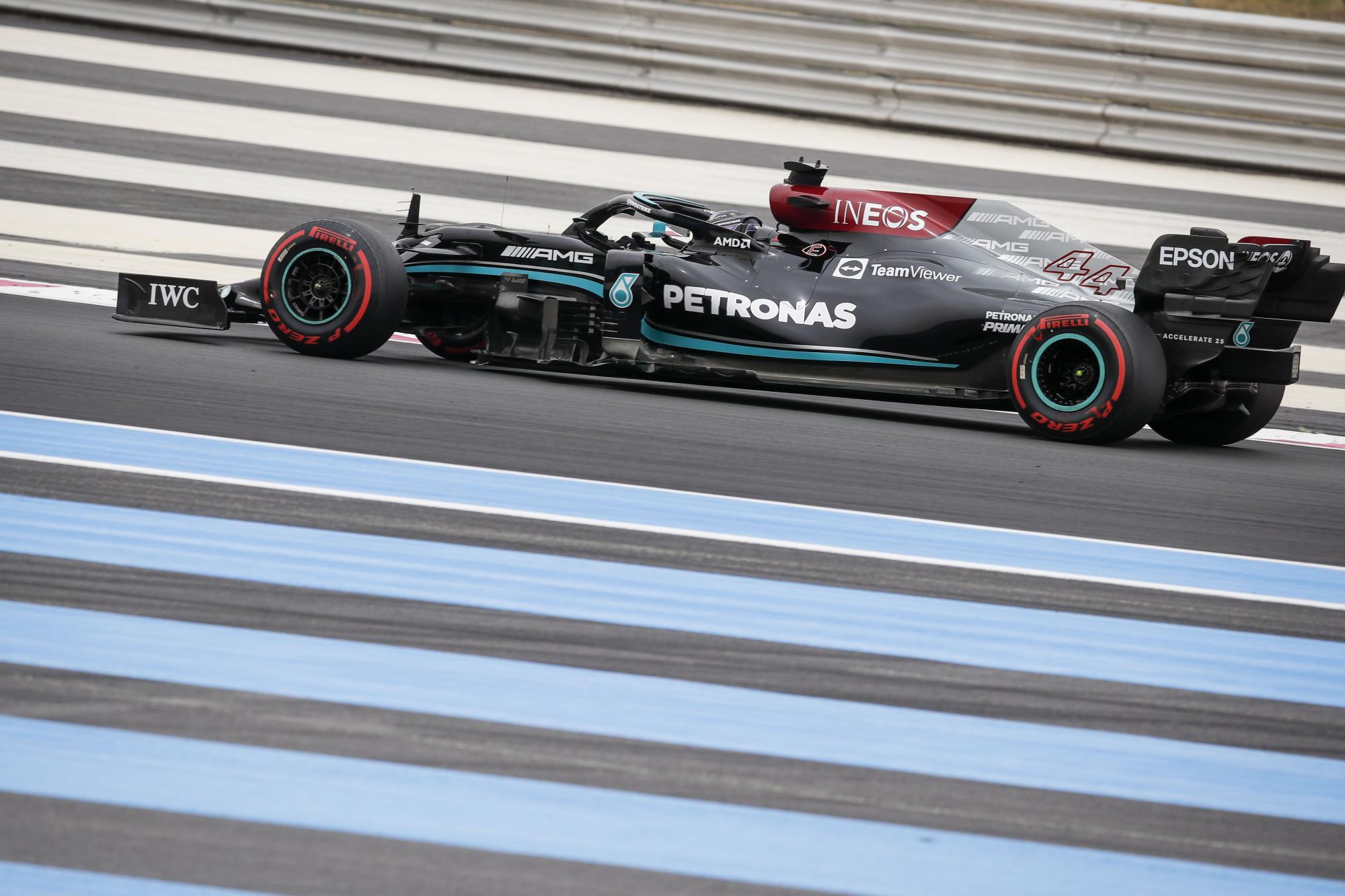 El piloto británico de Fórmula Uno Lewis Hamilton de Mercedes en acción durante la tercera sesión de entrenamientos del Gran Premio de Francia de Fórmula Uno en el circuito Paul Ricard en Le Castellet, Francia, el 19 de junio de 2021. El Gran Premio de Francia de Fórmula Uno de 2021 tendrá lugar el 20 de junio. (EFE/EPA/Sebastien Nogier)