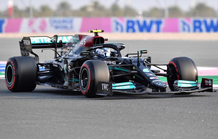 Bottas y Hamilton dominan a Verstappen en terceros libres en Catar