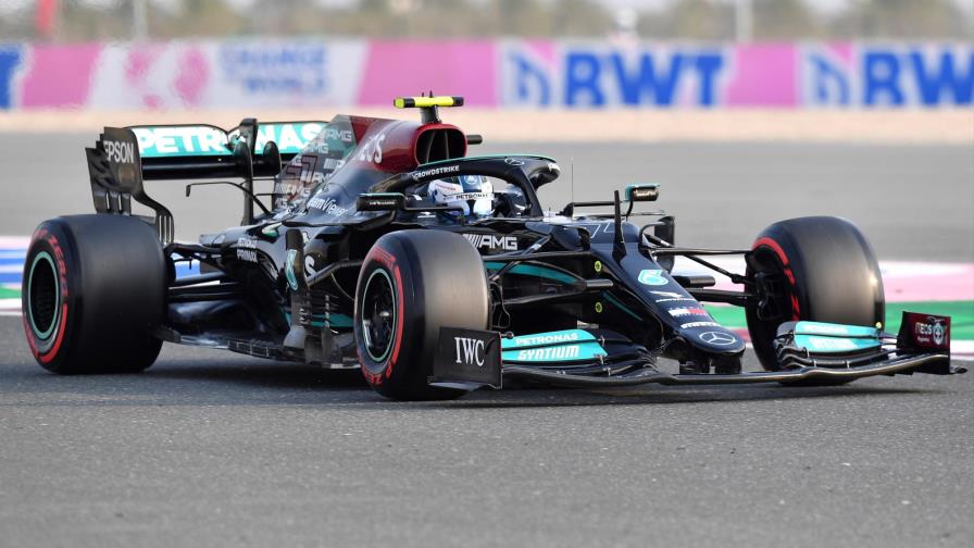 Bottas y Hamilton dominan a Verstappen en terceros libres en Catar